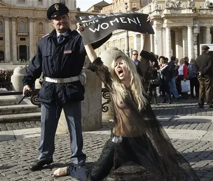 Bikyamasr: Ukraine woman strips at Vatican for rights, anti-Berlusconi