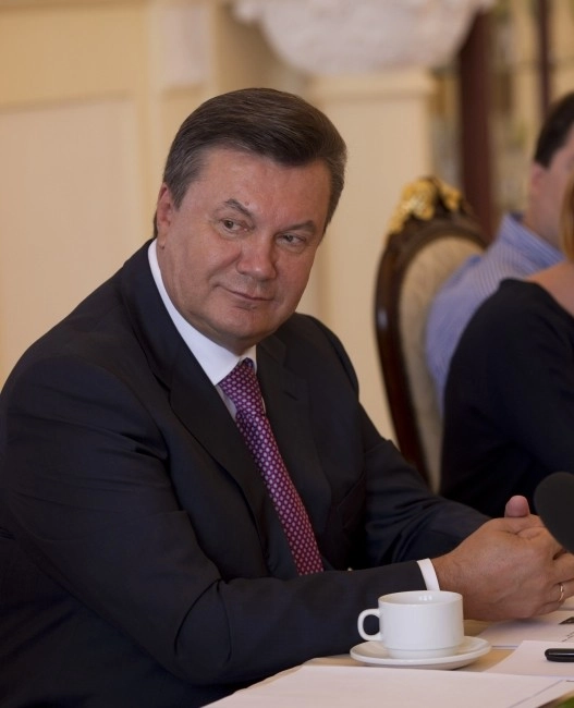 Yanukovych signs contentious Russian language law into force