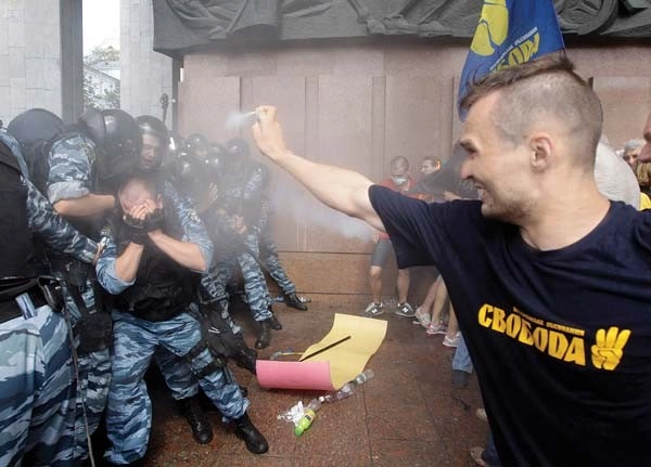 Svoboda tames radicals  to get into parliament