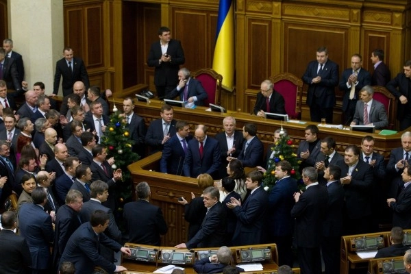 UDAR MPs spend night at parliament, still blocking presidium and rostrum