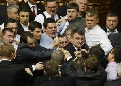 Parliament breaks due to scuffle between Svoboda, Regions Party (VIDEO)