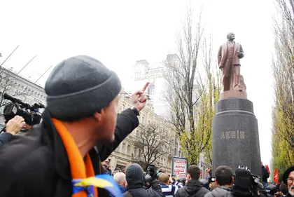 Heavy police protection, just for Vladimir Lenin statue