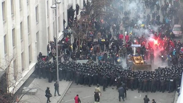 Police attacks demonstrators sheltered in Writers’ building (VIDEO)