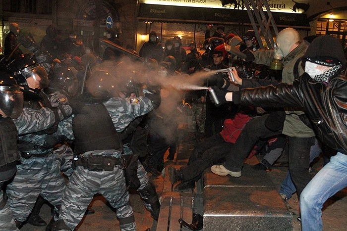 Radical protesters clash with special police unit at Lenin monument (VIDEOS)