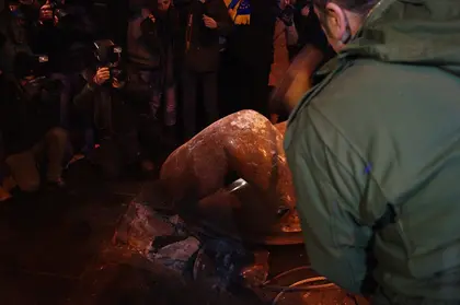 Revered, despised Lenin statue toppled in Kyiv (UPDATED, VIDEO)