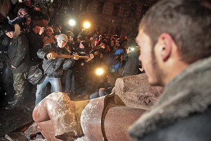 Toppling of Lenin monument in Kyiv evokes mixed feelings