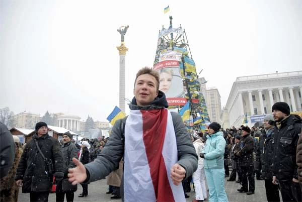 Foreigners join pro-European protests