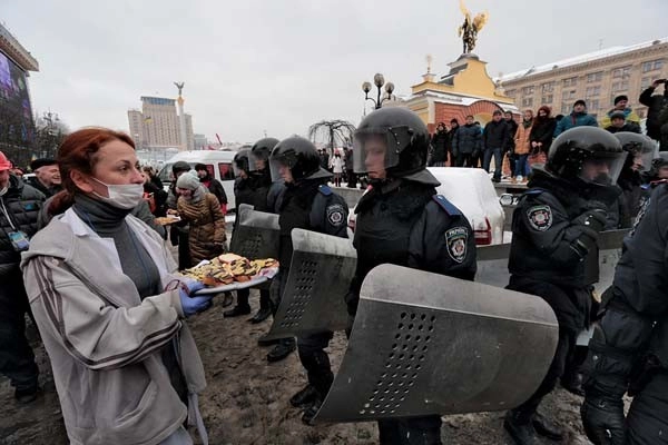 Donations pour in to feed and clothe EuroMaidan