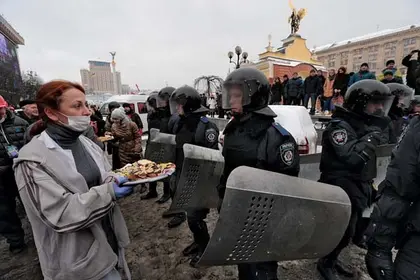 Donations pour in to feed and clothe EuroMaidan