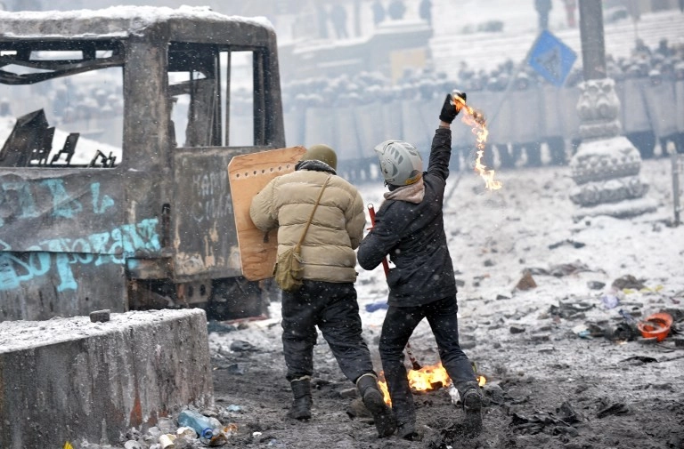 Crowd swells on Hrushevskoho Street as standoff with police intensifies; three deaths reported, two from gunshot wounds