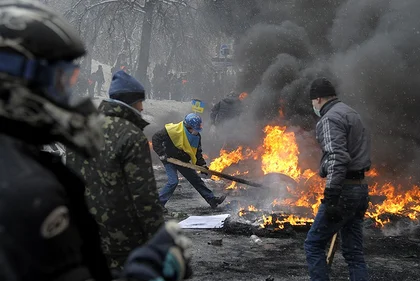 Yanukovych foes take over buildings