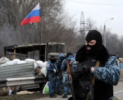 Under Russian flag, Kalashnikov-armed checkpoints come to Ukraine