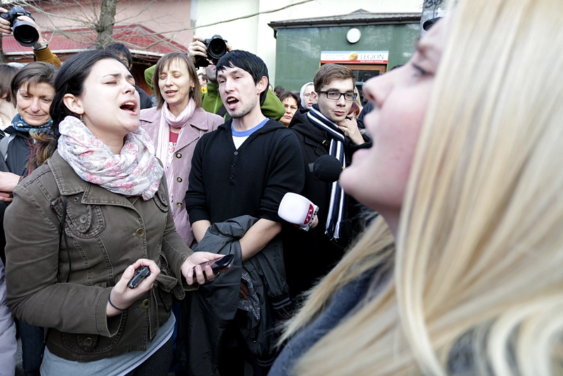 Gunmen seize Simferopol television station, turn off Channel 5, 1+1, turn on Rossiya 24