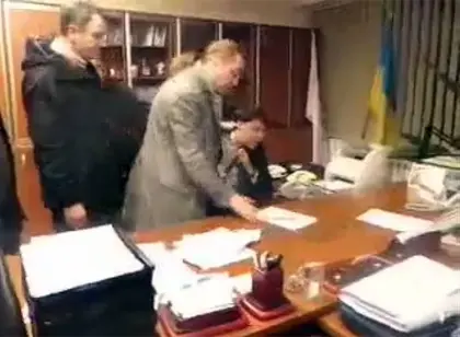 Nationalist Svoboda Party members of parliament assault First Channel TV manager (VIDEO)