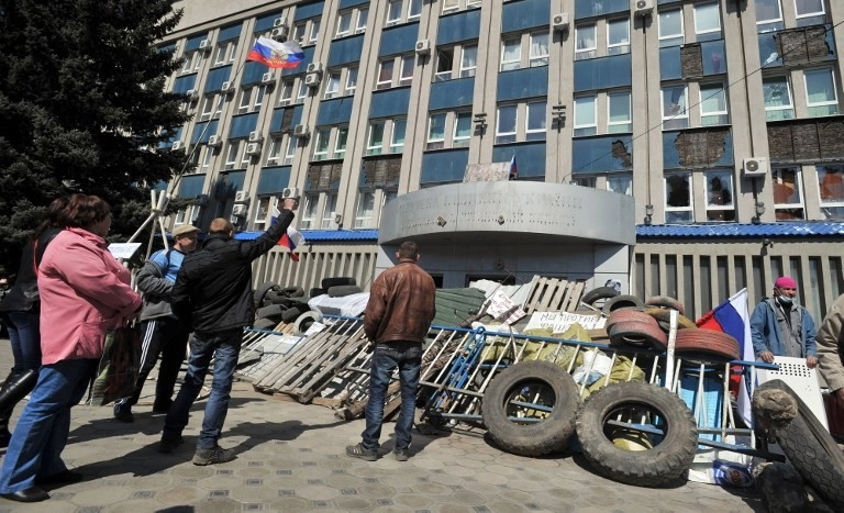 SBU says 56 people leave separatist-seized building in Luhansk; negotiations with gunmen continue  (VIDEO)