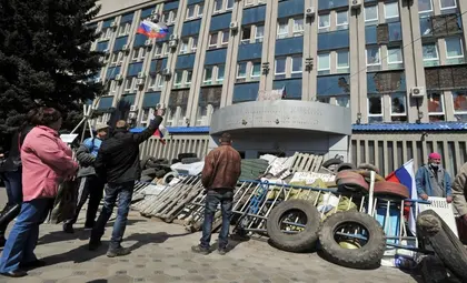 SBU says 56 people leave separatist-seized building in Luhansk; negotiations with gunmen continue  (VIDEO)