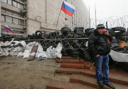 Pro-Russian activists in Donetsk prepare referendum for May 11