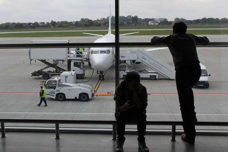 Rebels claim control over Luhansk airport