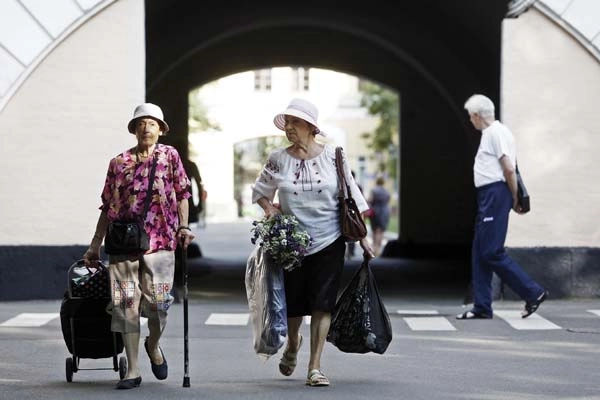 ‘Babushka battalion’ aids troops at front