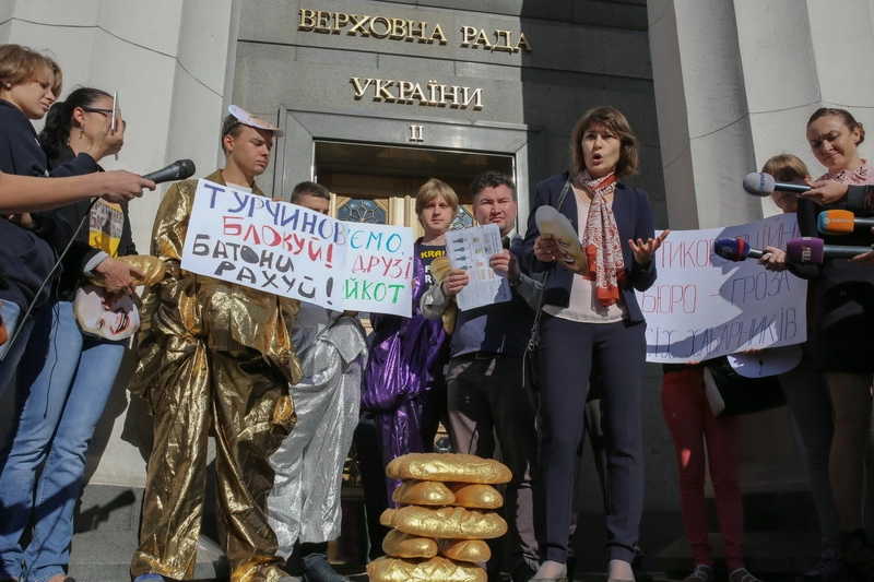 Kyiv police contain demonstrators demanding government purges