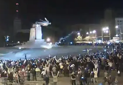 Protesters topple Lenin monument in Kharkiv (VIDEO)