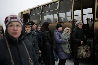 Volunteers evacuate residents from Debaltseve under shelling