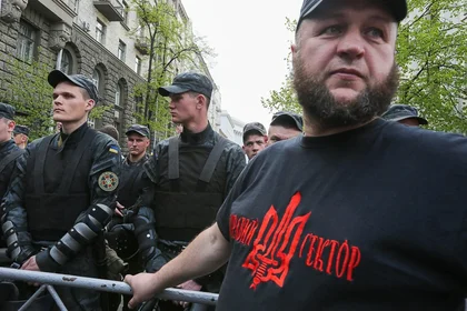 Tense standoff cools over Right Sector’s military role