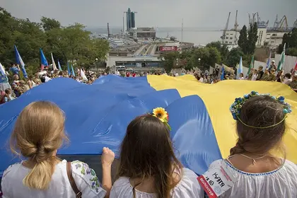 The story behind 2 top Ukrainian symbols: National flag and trident