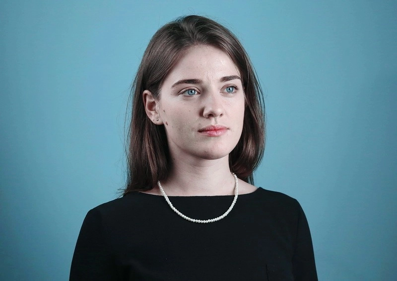 Katta kokrakli qiz trusigini yechib, mushukini korsatdi (video) Ekaterina Spitz yalangoch poro