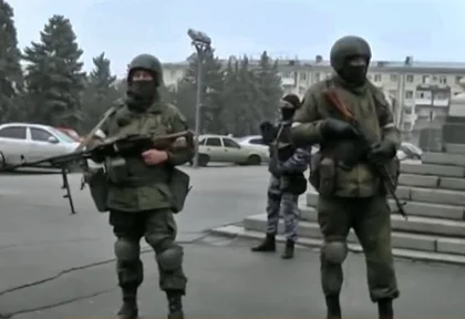 Armed men block Luhansk center as internal power struggle intensifies (VIDEO)