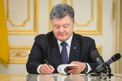 Investigation unveils Poroshenko’s secret vacation in Maldives