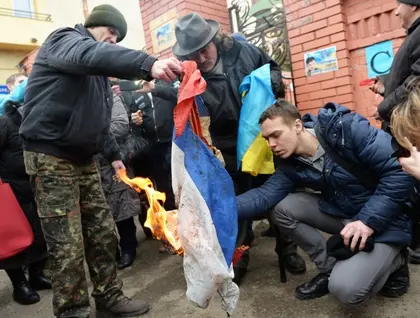 Ukrainian nationalists burn Russian flag removed from Rossotrudnichestvo building in Kyiv