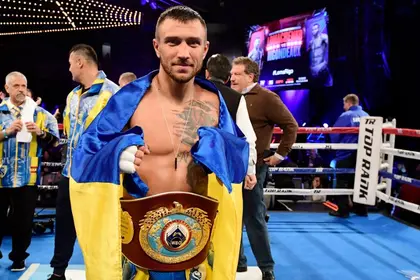 Ukrainian boxer Lomachenko makes history with world lightweight title win