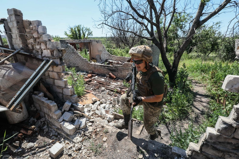 In Zaitseve, War Front Runs Through Deserted Streets