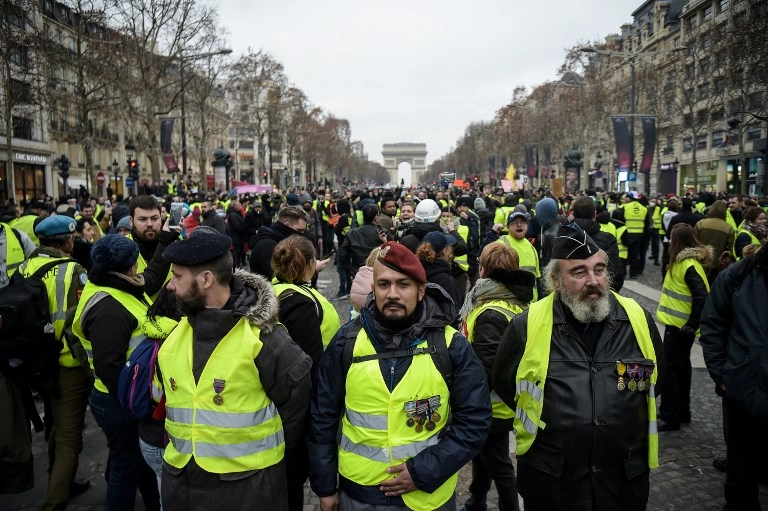 French Donbas sniper heads ‘security’ for anti-government protests in Paris