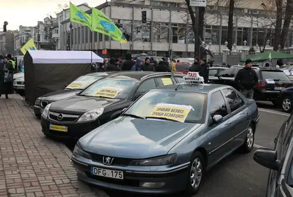 Ukrainians register 65,000 cars imported with EU license plates, pay $145 million in fees, fines