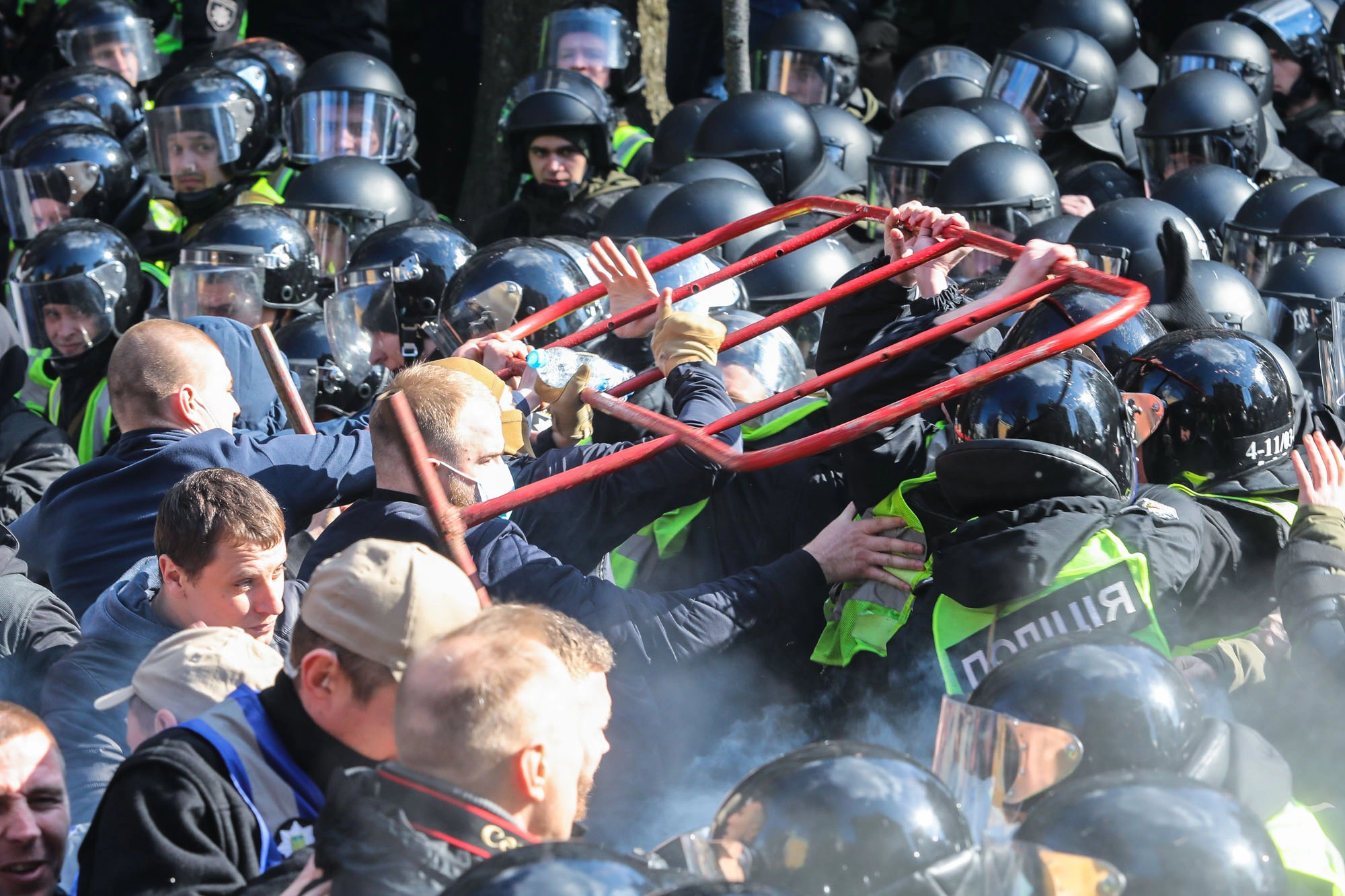 22 officers injured after clashes with protesters in Cherkasy as Poroshenko speaks