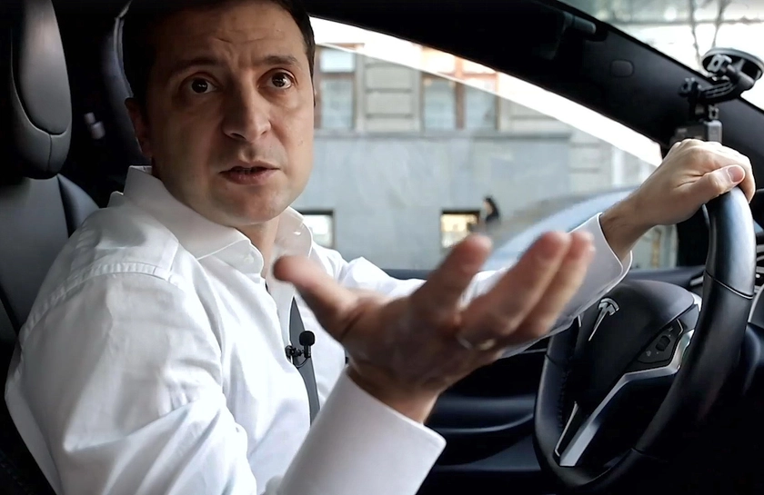 Zelensky speaks ‘candidly’ about his party, Donbas while driving Tesla