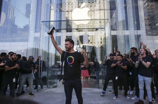Ukrainian caught smuggling 26 iPhones in his pants