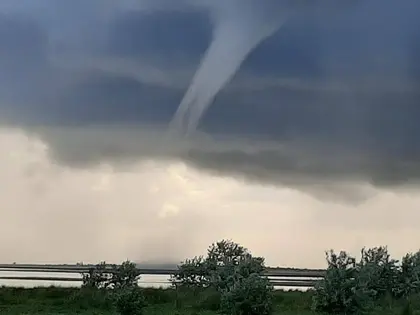 UkrInform: Eyewitnesses film tornado in Kherson region