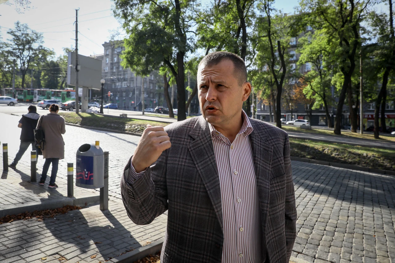 In Dnipro, mayor fights for re-election against Zelensky, Kolomoisky