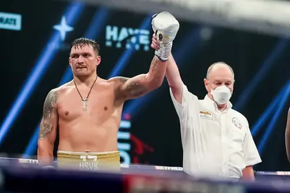 Ukrainian boxer Usyk defeats British heavyweight Chisora