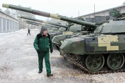 Kyiv Tank Factory rolls out 5 overhauled T-72s for Ukraine’s army (PHOTOS)
