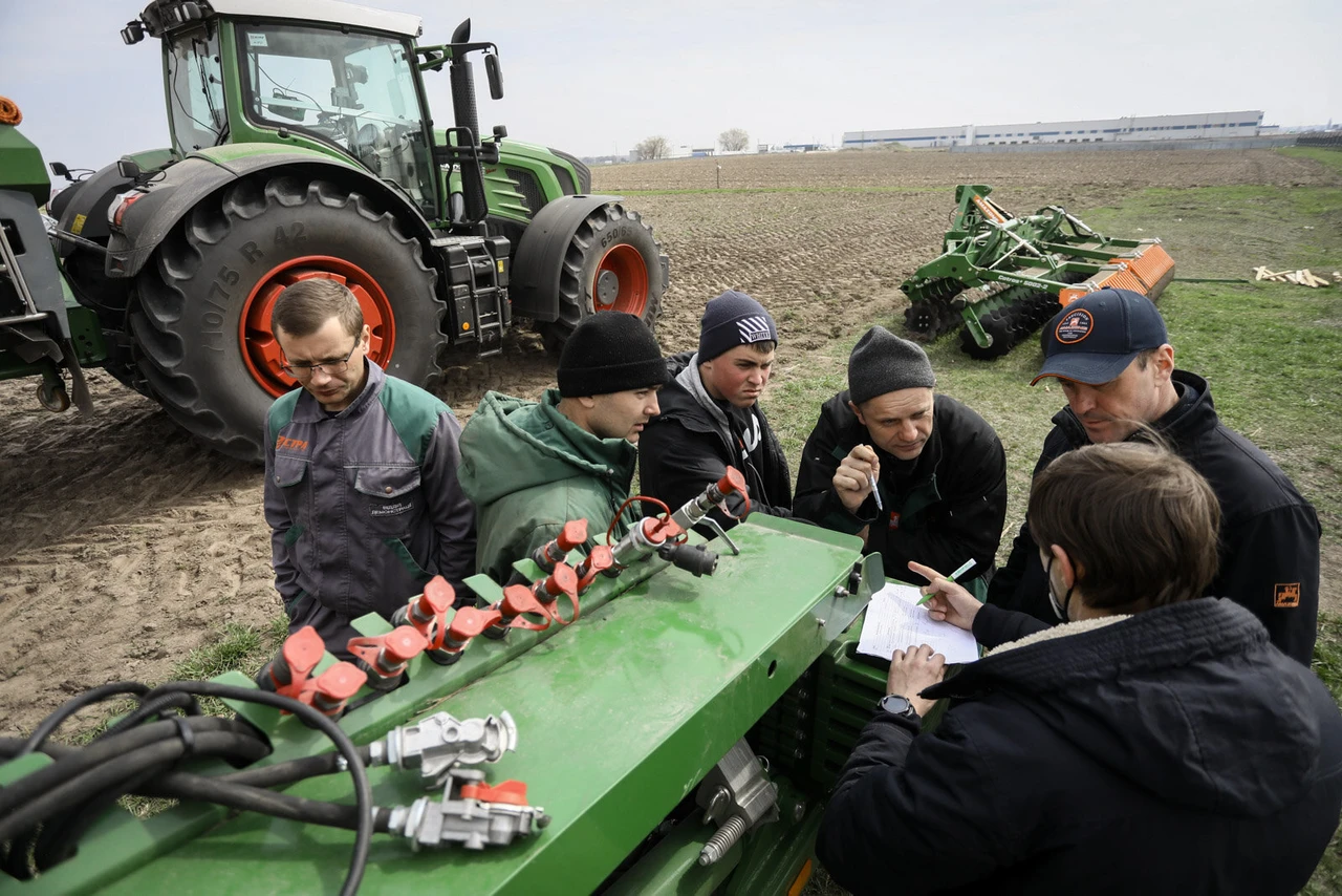 Zelensky signs a bill on the transfer of farmland from the state to the communal property into law in public