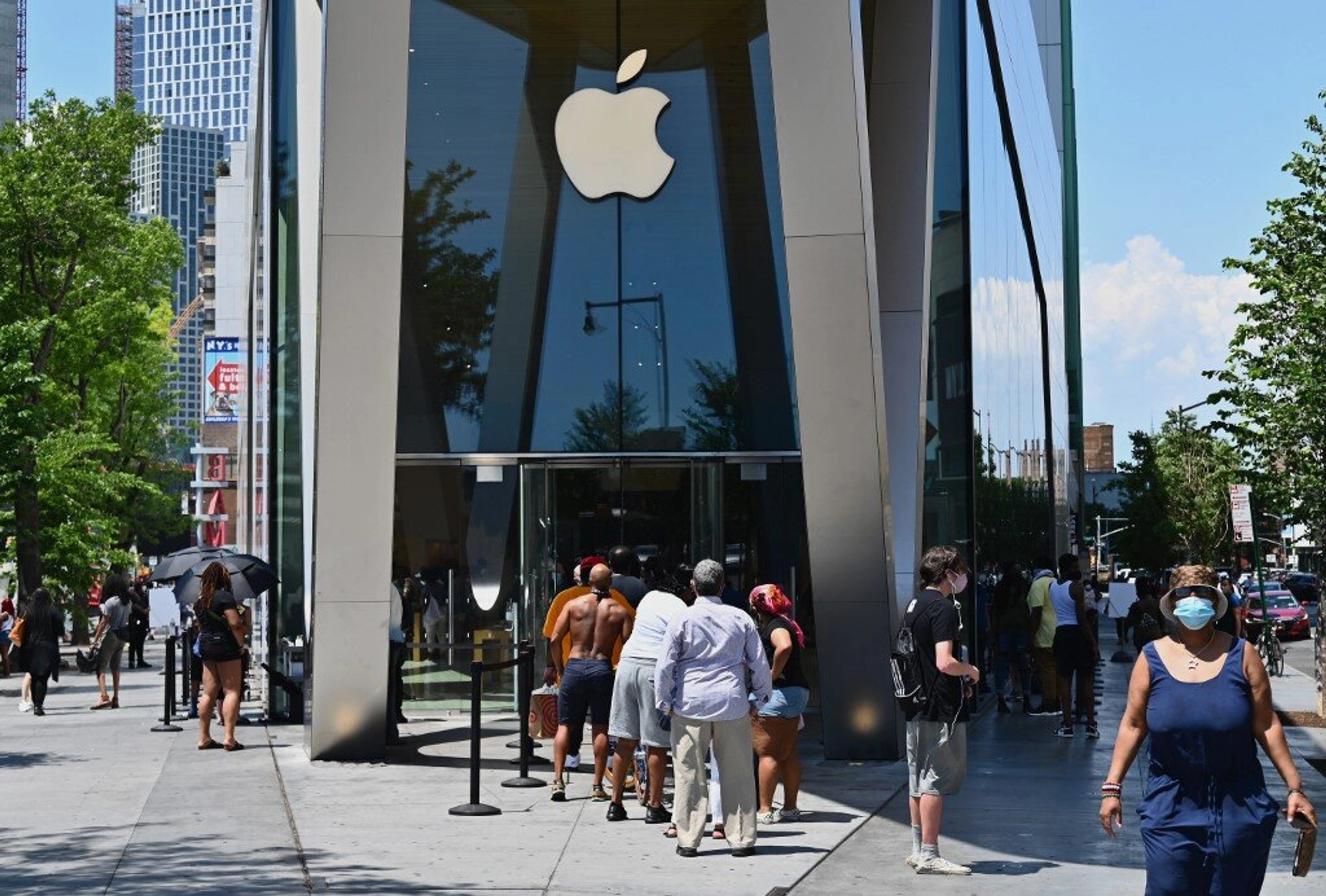 Apple officially opens office in Ukraine