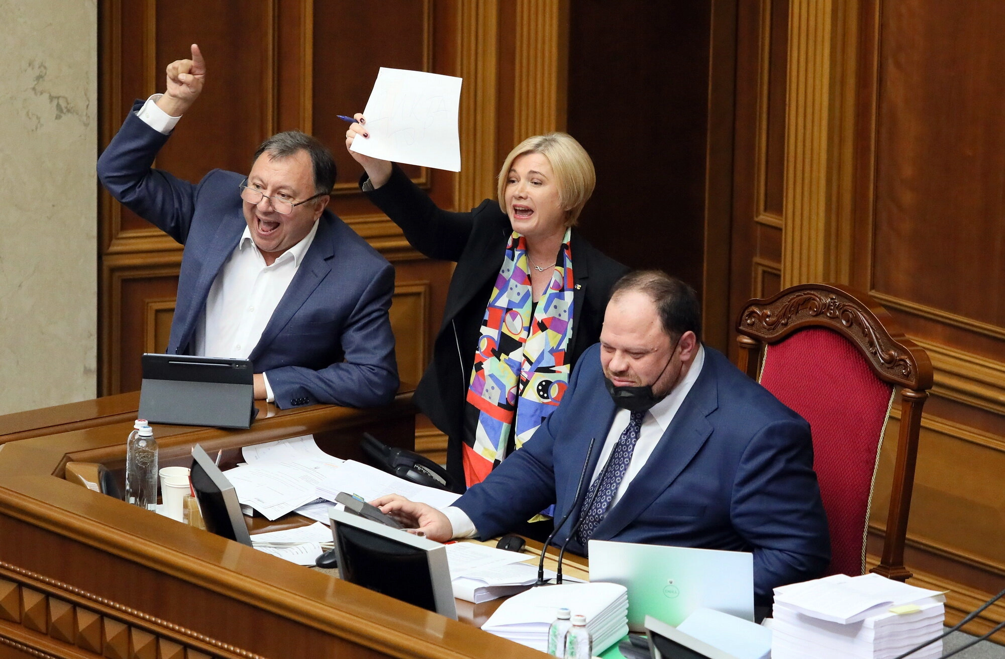 Parliament passes law to curtail oligarchs’ influence