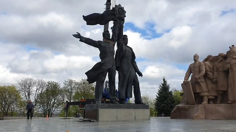 Kyiv razes Soviet monument to Ukraine-Russia friendship