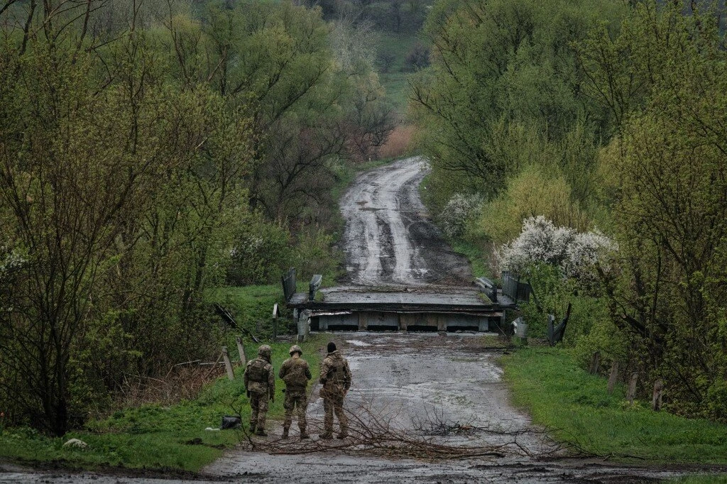 Street fighting and small gains as Ukraine, Russian army battle in Donbas