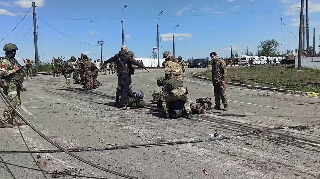 Hundreds of Mariupol defenders, commander, surrender in Mariupol
