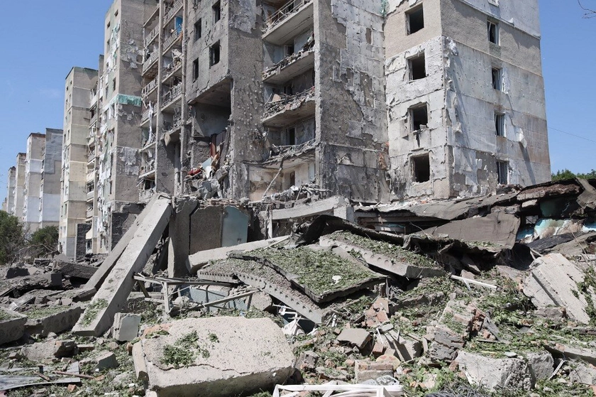 Kremlin fires more ship killer missiles at land targets: 19 dead, apartments, resort hit